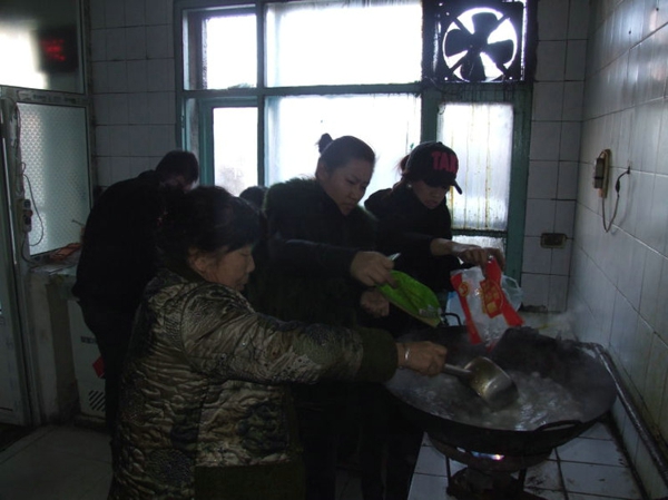 12、正月十四给吉泰老年公寓的老人们送汤圆 - 爱心传递志愿者服务队 - 绥化市爱心传递志愿者服务队