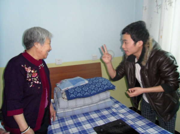 5、志愿者去北林区城市养老服务中心慰问老人 - 爱心传递志愿者服务队 - 绥化市爱心传递志愿者服务队