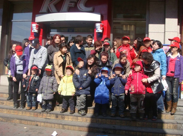 6、与自闭症孩子一起表演儿歌、游戏互动。 - 爱心传递志愿者服务队 - 绥化市爱心传递志愿者服务队