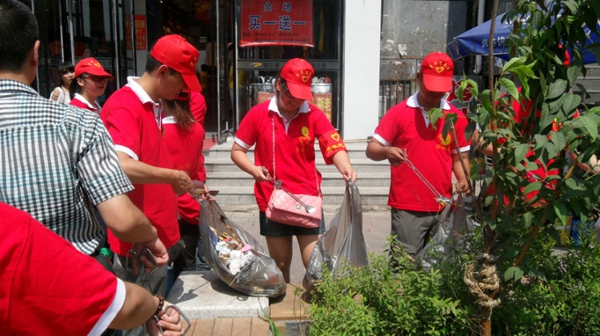 43、2012年7月15日街头清理小广告活动 - 爱心传递志愿者服务队 - 绥化市爱心传递志愿者服务队