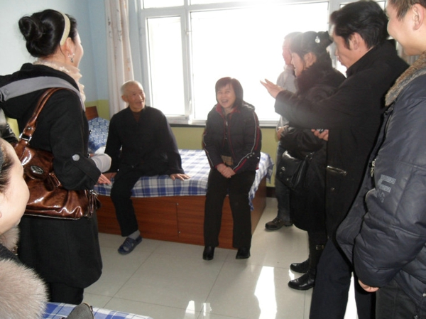 5、志愿者去北林区城市养老服务中心慰问老人 - 爱心传递志愿者服务队 - 绥化市爱心传递志愿者服务队