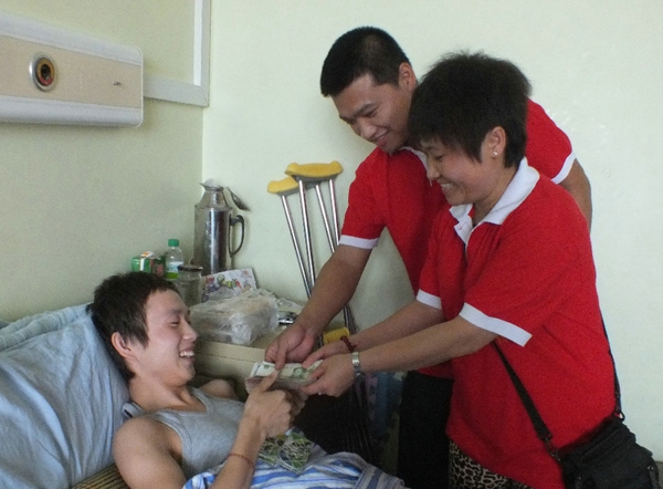 42、2012年7月12日为绥化七中学生肖雷捐款活动 - 爱心传递志愿者服务队 - 绥化市爱心传递志愿者服务队