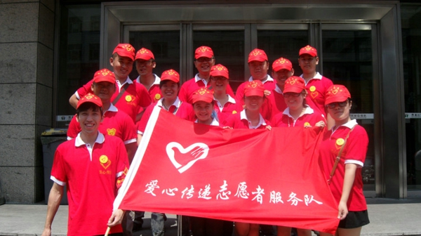 43、2012年7月15日街头清理小广告活动 - 爱心传递志愿者服务队 - 绥化市爱心传递志愿者服务队