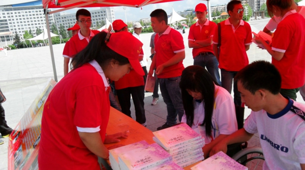 41、2012年7月5日爱在路上龙视新闻频道大型火矩传递活动、李梅签售会 - 爱心传递志愿者服务队 - 绥化市爱心传递志愿者服务队