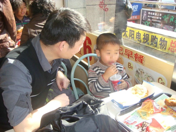 6、与自闭症孩子一起表演儿歌、游戏互动。 - 爱心传递志愿者服务队 - 绥化市爱心传递志愿者服务队