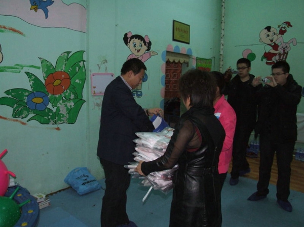 10、12月3日是国际残疾人日，与自闭症孩子在一起。 - 爱心传递志愿者服务队 - 绥化市爱心传递志愿者服务队