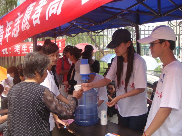 9、爱心传递志愿者服务队的高考志愿者 - 爱心传递志愿者服务队 - 绥化市爱心传递志愿者服务队