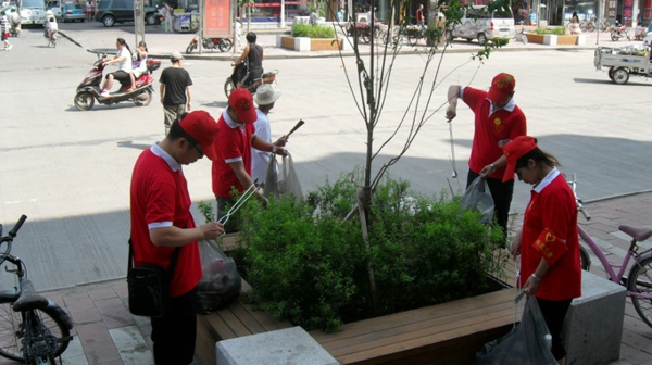 43、2012年7月15日街头清理小广告活动 - 爱心传递志愿者服务队 - 绥化市爱心传递志愿者服务队