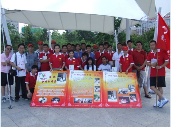 41、2012年7月5日爱在路上龙视新闻频道大型火矩传递活动、李梅签售会 - 爱心传递志愿者服务队 - 绥化市爱心传递志愿者服务队