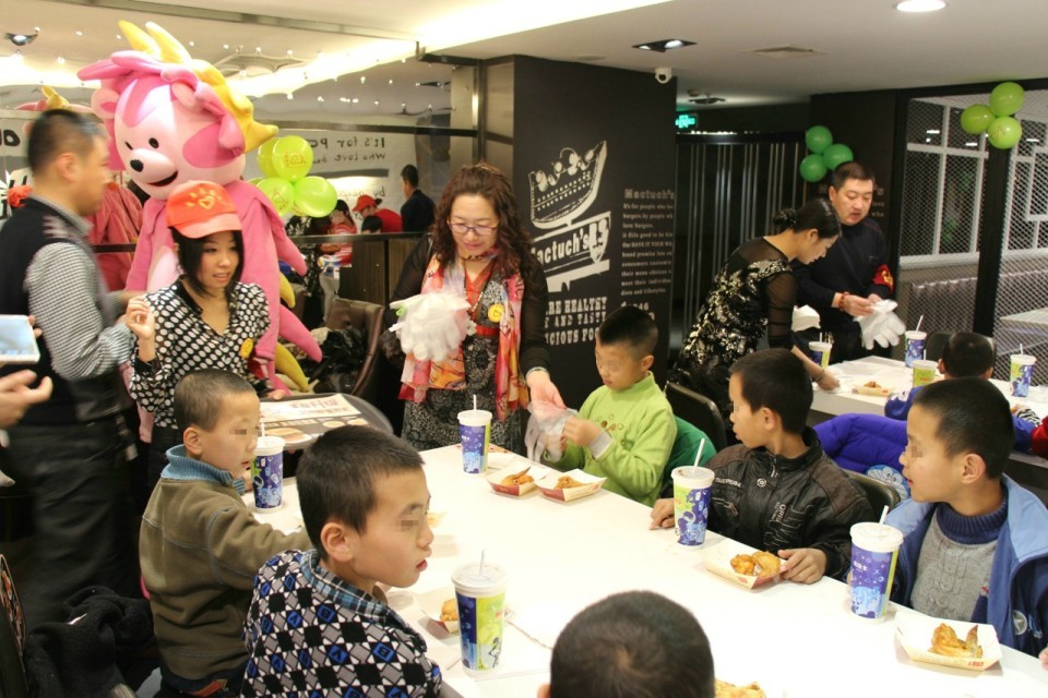 2013年11月30日陪儿童福利院的孩子们在麦德仕