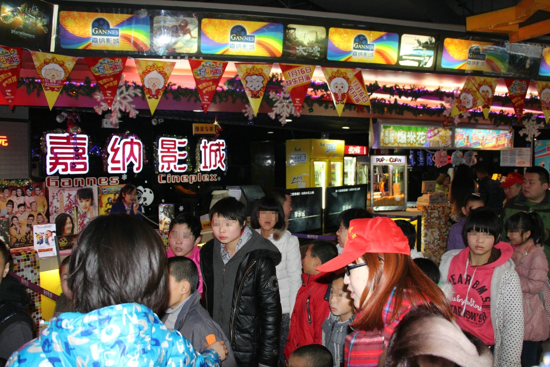 带儿童福利院的孩子们到嘉纳影城免费观看电影