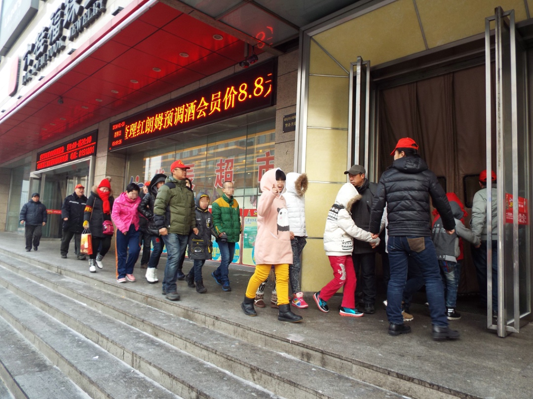 02孩子们排着队走进电影城