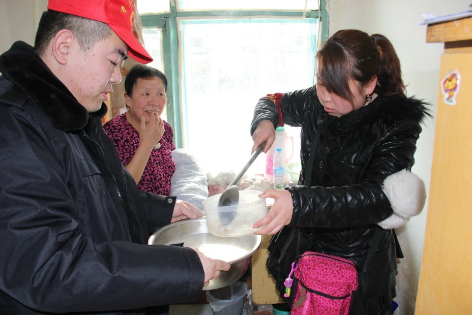 2014年02月14日志愿者与老年公寓老人共度元宵节