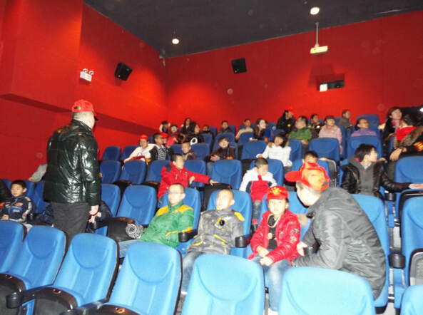陪同福利院孩子看电影