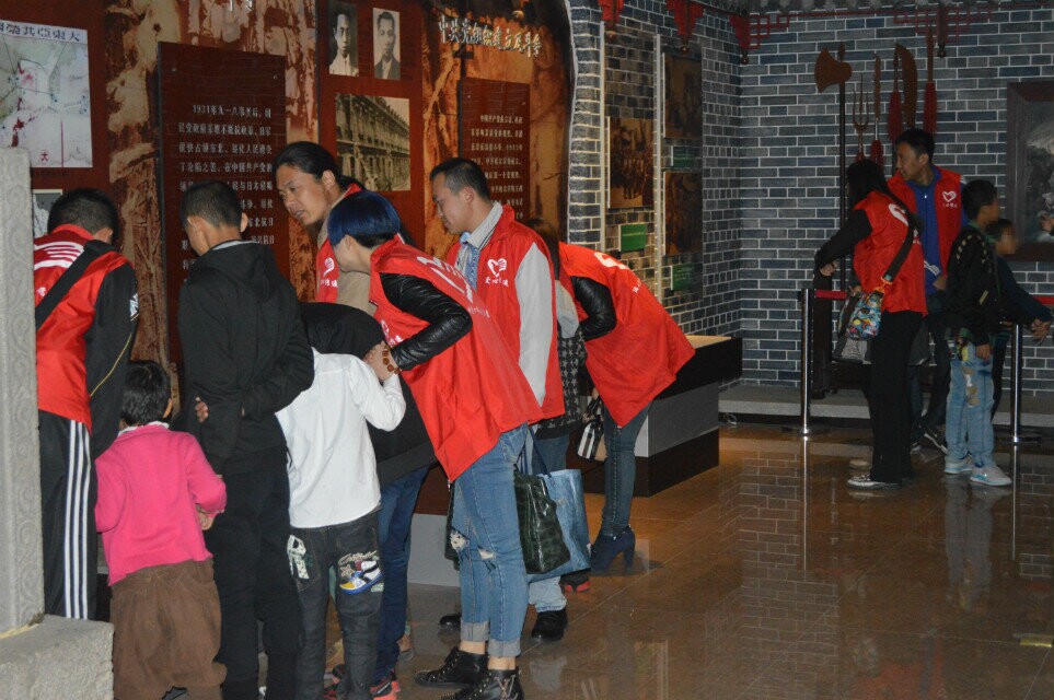 2014年09月27日与福利院开展关爱行动