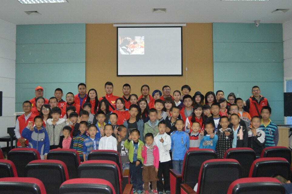 与儿童福利院共庆元旦